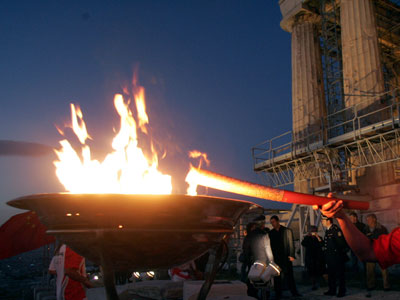 Υποδέχτηκαν τη Φλόγα… με επεισόδια και όργανα!